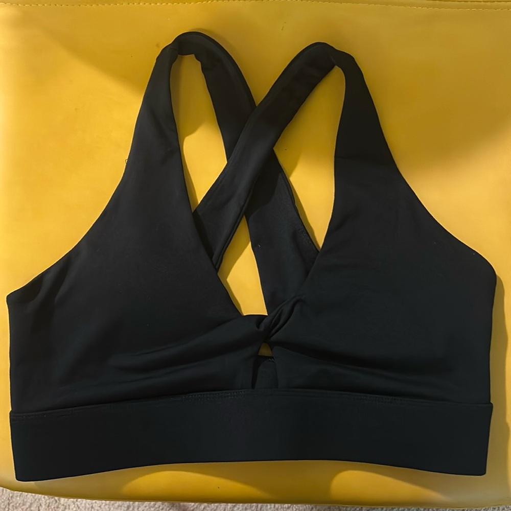 Fabletics Oasis Twist Front Sports Bra, Color Black Size m